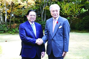 政府總理范明政與日本栃木縣知事福田富和合影。（圖源：越通社）