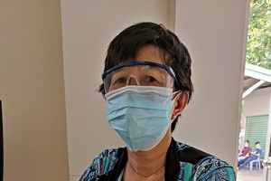 戚彩蓮的左眼視力越來越模糊了。