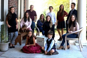 奇普、哈汀夫婦與他們的10位小孩。（圖源：越通社）