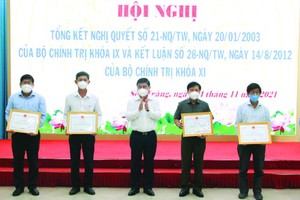 阮成鋒同志向取得出色成績集體頒發獎狀。