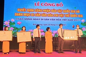 平陽省舉行的國家寶物和國家非物質文化遺產名錄公認《決定》公佈儀式。（圖源：黎映）