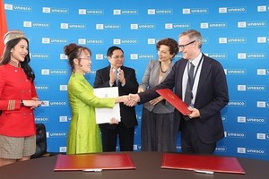 聯合國教科文組織戰略合作局局長Jean-Yves Le Saux與越南Sovico集團董事長、越捷總經理阮氏芳草簽署合作協議，共同實施上述項目。（圖源：越通社）
