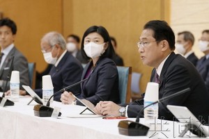 圖為在數字臨時行政調查會首次會議上致辭的首相岸田文雄。相鄰左側為數字相牧島Karen。11月16日下午攝於首相官邸。（圖源：共同社）