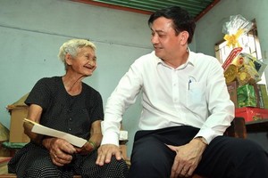 圖為 2021年春節前夕，市人委會副主席黎和平親往探望古芝縣孤寡長者並贈送春節禮物。（圖源：越勇）