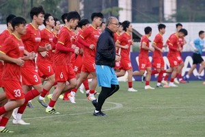 越南隊主帥朴恆緒和越南球員們。（圖源：互聯網）