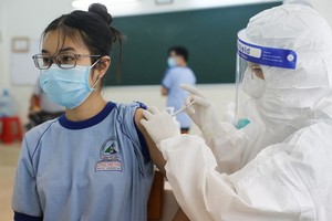 本市一名初中女生正在接受新冠疫苗注射。（圖源：瓊陳）