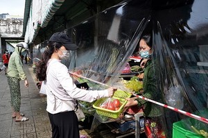 消費者在濱城市場購物。（圖源：T.D）