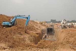 隆城機場項目一期階段正在建設，但進度緩慢。