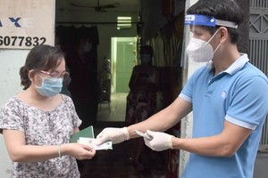 第三郡第十二坊幹部向受疫情影響陷入困境的民眾贈送第三次政策輔助金。