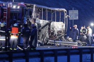 保加利亞一輛大型巴士在高速公路起火，至少46人死亡。（圖源：路透社）