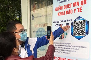 前往林同省的市民不必做篩檢。圖為一名女性通過二維碼掃描作健康申報。（示意圖源：中才）