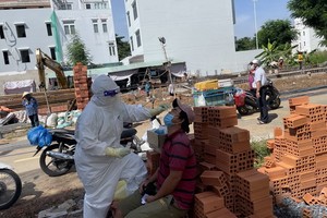 流動醫療組前至守德市一建築工地對工人們進行隨機採樣檢測。（圖源：Ureka）