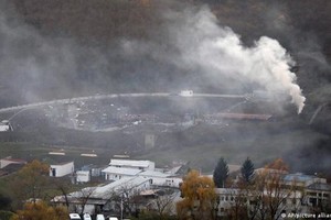 塞首都貝爾格萊德市郊一家火箭彈廠當天發生爆炸，導致至少2人死亡、16人受傷。（圖源：AP）