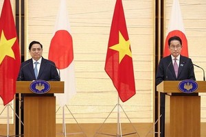 政府總理范明政（左）與日本首相岸田文雄召開記者會。（圖源：越通社）