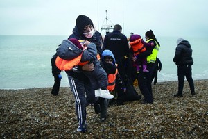 24日，英格蘭肯特，一批非法移民在穿過英吉利海峽時被皇家救生艇協會救上岸。（圖源：互聯網）