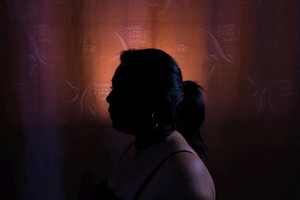 艾麗西婭在18歲時遭到性虐待。 10年後，她在目擊了一次暗殺事件後背井離鄉，並開始收到死亡威脅。現在她是一名女權運動者。（圖源：聯合國難民署）