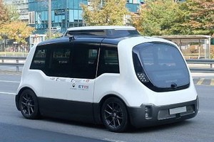 一輛小型自动驾驶公交车在首爾街道上行駛。（圖源：首尔市）
