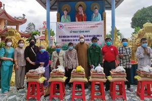 釋智長法師向新習鄉貧困長者贈送禮物。