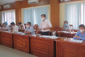 芹耶縣領導向檢查團匯報該縣的疫情級別。（圖源：金鈴）