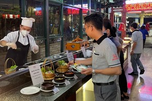 溫莎 Café Central 自助餐擁有多種食材供食客選擇。