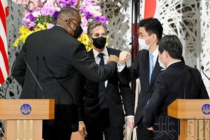 3月16日下午，日美安全保障磋商委員會（2+2）會議聯合記者會結束後，美國國防部長奧斯汀（左一）與日本防衛相岸信夫（右二）擊肘致意。（圖源: 共同社）