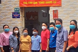 茶山慶雲南院住持周華邦(右二)與地方領導向華人戶李蓮英移交友情屋。