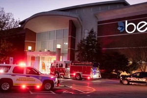 當地時間26日，美國北卡羅來納州特勒姆市一座購物中心發生槍擊事件，包括一名10歲兒童在內的3人中槍，另有6人受傷。（圖源：AP）