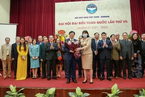 越南-羅馬尼亞友好協會新一屆執委會成員亮相。（圖源：秋懷）