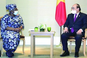 國家主席阮春福接見WTO總幹事恩戈齊‧奧孔喬‧伊韋阿拉女士。（圖源：越通社）