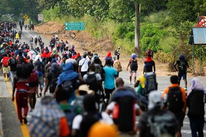 新一批大篷車移民正前往美國，或將導致新變異毒株“奧密克戎”(Omicron)的大規模傳播。（圖源：互聯網）