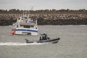 這是11月26日在法國加來港拍攝的參加抗議活動的法國漁船。（圖源：新華社）