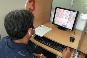 一名考生在參加駕照理論考核。（圖源：周俊）