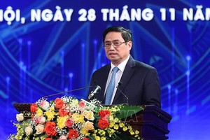 政府總理范明政在頒獎儀式上致詞。（圖源：越通社）