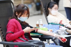 年輕志願者參加捐血救人奉獻愛心。（圖源：VM）