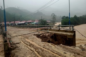 通往平羅民居區的一座鋼筋混凝土橋橋台被洪水沖毀。（圖源：PV）