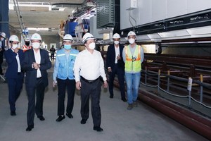 河內市委書記丁進勇與工作團視察S9站工地。（圖源：曰成）