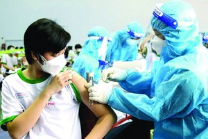 醫護人員馳援為藩切學生接種疫苗