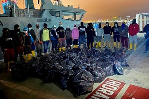 2021年11月4日，哥倫比亞海軍在圖馬科扣押了一艘裝有鹽酸可卡因的半潛式海船後，查獲了可卡因包裹。（圖源：路透社）