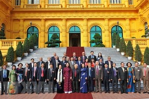 國家副主席武氏映春同越南勵學會第六屆大會代表團在主席府前合影留念。（圖源：越通社）