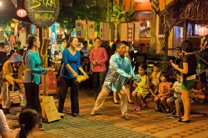 會安發牌唱曲包括許多有趣的遊戲。