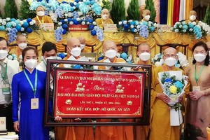 第六郡郡委、人委會代表向新屆理事會致送金牌祝賀。