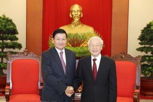 黨中央鐘書記阮富仲與老撾人民革命黨中央執行委員會總書記、老撾人民民主共和國國家主席通倫‧西蘇里。（圖源：越通社）