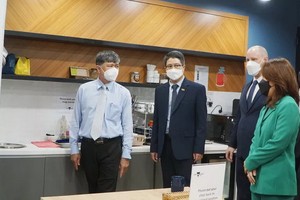 與會代表參觀墨爾本教育中心。（圖源：阮順）