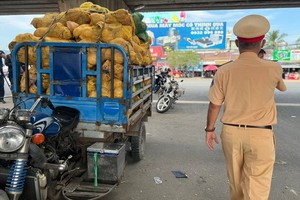 一輛運載滿滿的違規三輪車被交警截停查處。（圖源：志石）