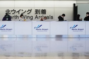 日本政府2日稱，有關受新冠病毒“奧密克戎毒株”蔓延影響的邊境口岸防疫措施，已撤回赴日國際航班一律暫停新的預約售票這一先前要求。（圖：AP）