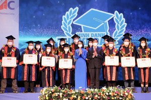 以優異成績考上大學的榜首大學生獲獎狀。（圖：越通社）