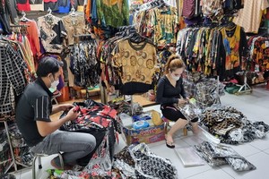 安東市場服裝攤一隅。