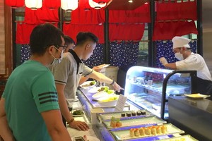 在Café Central自助餐廳食客在日式美食區取餐。