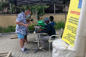 南非約翰內斯堡一大型醫院外，入院治療的民眾接嚴格篩查。（圖：互聯網）