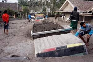 被火山噴發物掩埋的卡車。（圖：互聯網）
